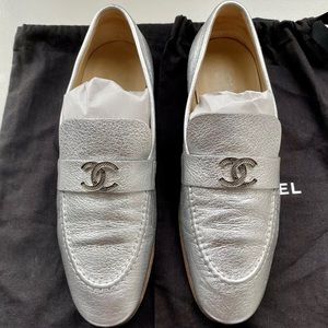 Chanel 38.5 silver flats